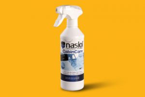 Producto en spray de Nasiol CabinCare en fondo amarillo