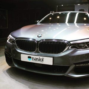 Parte frontal de auto BMW plateado, con el uso de productos Nasiol y la placa de Nasiol